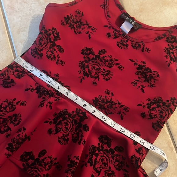 Deep Red Peplum High Low Say Anything tank top w/ Black Floral Flocking sz M - Picture 5 of 8